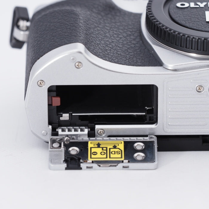 OLYMPUS OM SYSTEM/オリンパス ミラーレス一眼カメラ OM-D E-M10 MarkIVボディ シルバー #10363