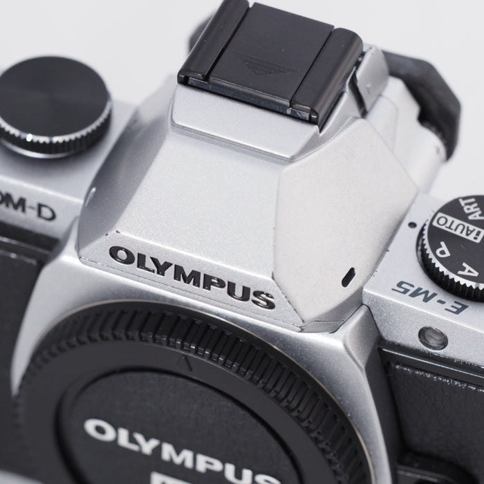 OLYMPUS オリンパス ミラーレス一眼 OM-D E-M5 ボディ シルバー 1605万画素 防塵 防滴 OM-D E-M5 BODY SLV #10891