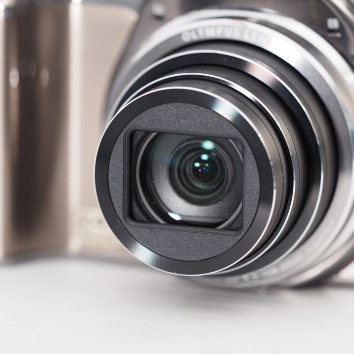 OLYMPUS デジタルカメラ SZ-31マルチレコーディング シルバー 1600万画素 裏面照射型CMOS 光学24倍ズーム DUAL IS ハイビジョンムービー 3.0型タッチパネルLCD 広角25mm 3Dフォト機能 SZ-31MR SLV #13184